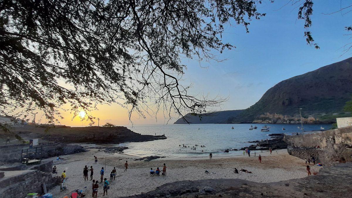 Praia de Tarrafal: a única de areia branca e virada para o pôr do sol na ilha de Santiago